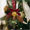 Afbeelding van Kerstdeurdecoratie - kunstden, met dennenappel, gouden bel - 16 x 15 cm 1 Stuks [58554A] - 01 58554A web