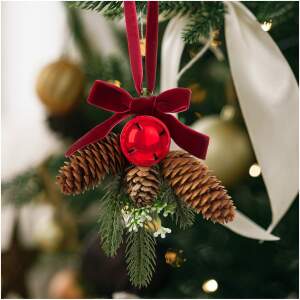Afbeelding van Kerstdeurdecoratie - kunstden, met dennenappel, rode bel - 16 x 15 cm 1 Stuks [58554B] - 01 58554B web