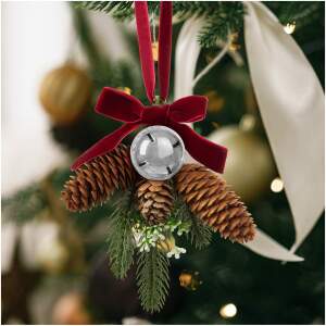 Afbeelding van Kerstdeurdecoratie - kunstden, met kegel, zilveren bel - 16 x 15 cm 1 Stuks [58554C] - 01 58554C web