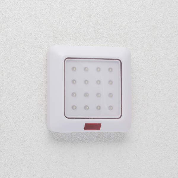 Afbeelding van Wandlamp met afstandsbediening - op batterijen 1 Stuks [20287] - 02 20287 web