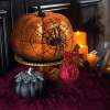 Afbeelding van Halloween pompoendecoratie - oranje glitter - met spinnenweb - 15 cm 1 Stuks [58179A] - 02 58179A web