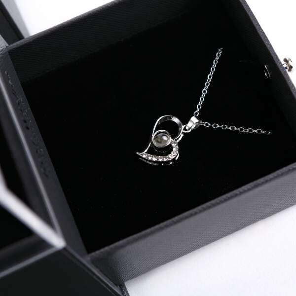 Afbeelding van Eeuwige roos in een geschenkdoos die open kan met een ketting - 10,2 x 9,8 x 11 cm - zwart 1 Stuks [DA01201]