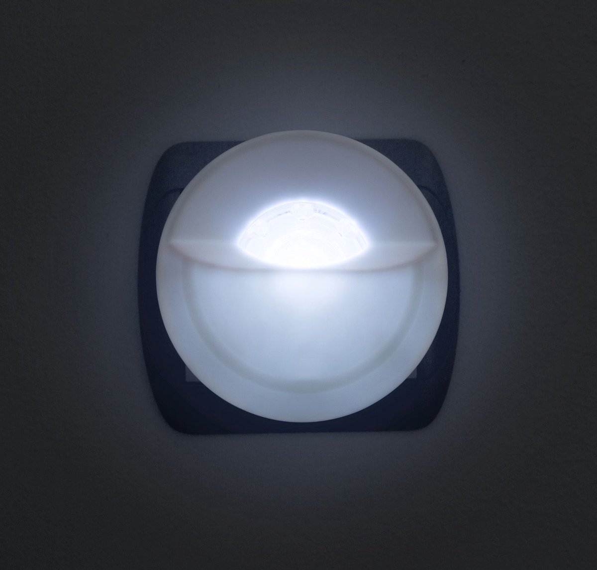 Afbeelding van Nachtlampje Stopcontact Stekkerlamp - Wit - Automatisch met Dag/Nacht Sensor - Voor Kinderen / Volwassenen -