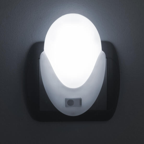 Afbeelding van Nachtlampje Stopcontact Stekkerlamp - Wit - Automatisch met Dag/Nacht Sensor - Voor Kinderen / Volwassenen -