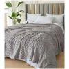 Afbeelding van Zachte Fleece Bedsprei 200×220 cm – Licht Grijs – Luxe Microvezel Plaid met Reliëf Bloemenpatroon –
