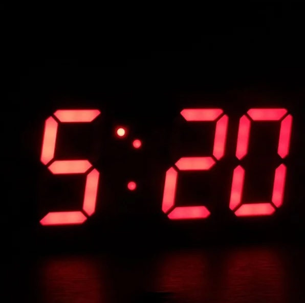 Afbeelding van Digitale LED Klok Wekker met Rood Licht - op USB (incl.) - Tafelklok voor Slaapkamer - Game Kamer - 24 x 9,4