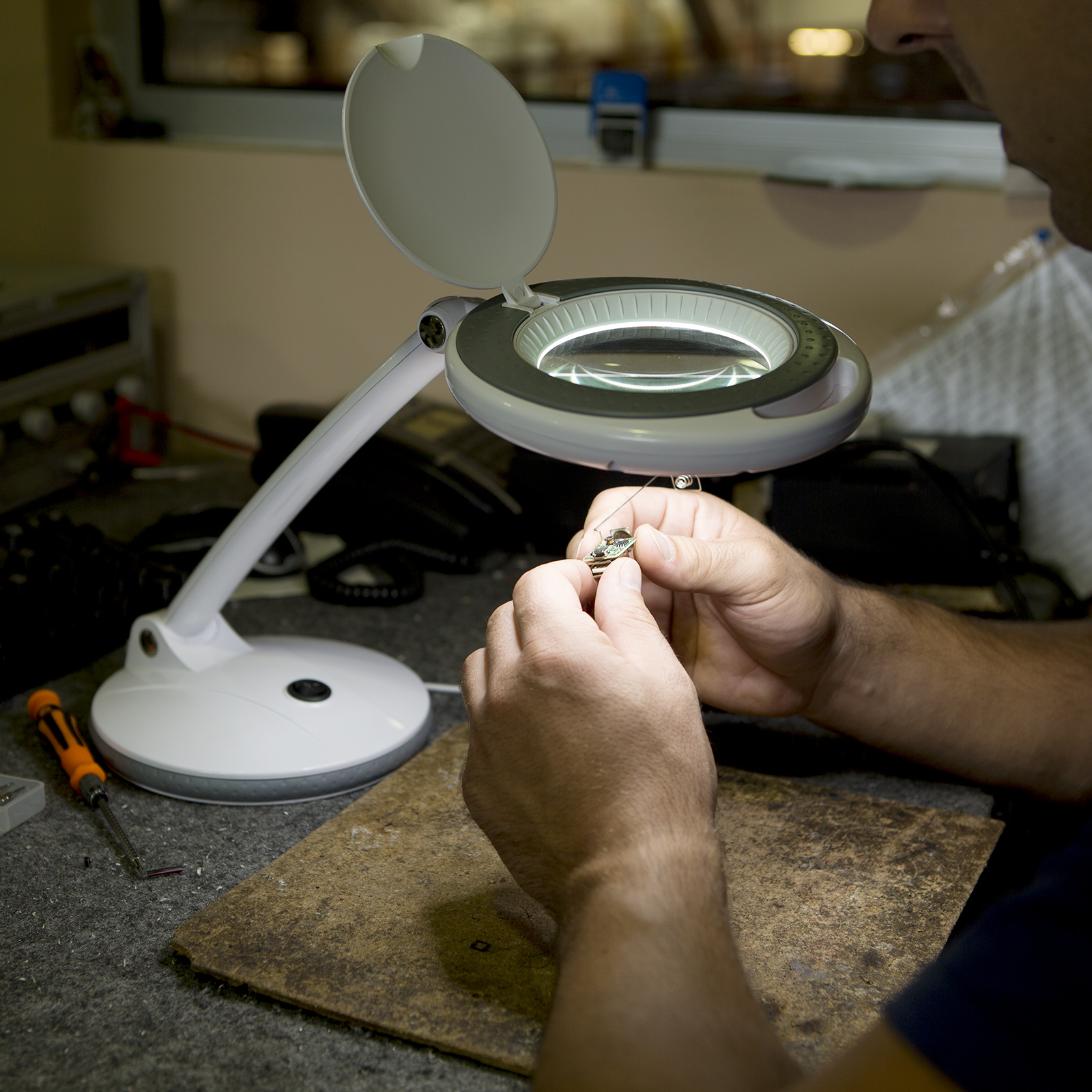 Afbeelding van Handy - Bureau Loeplamp op Standaard - Vergrootglas met verlichting - Op Netstroom - 100MM Glas - Loep Lamp -