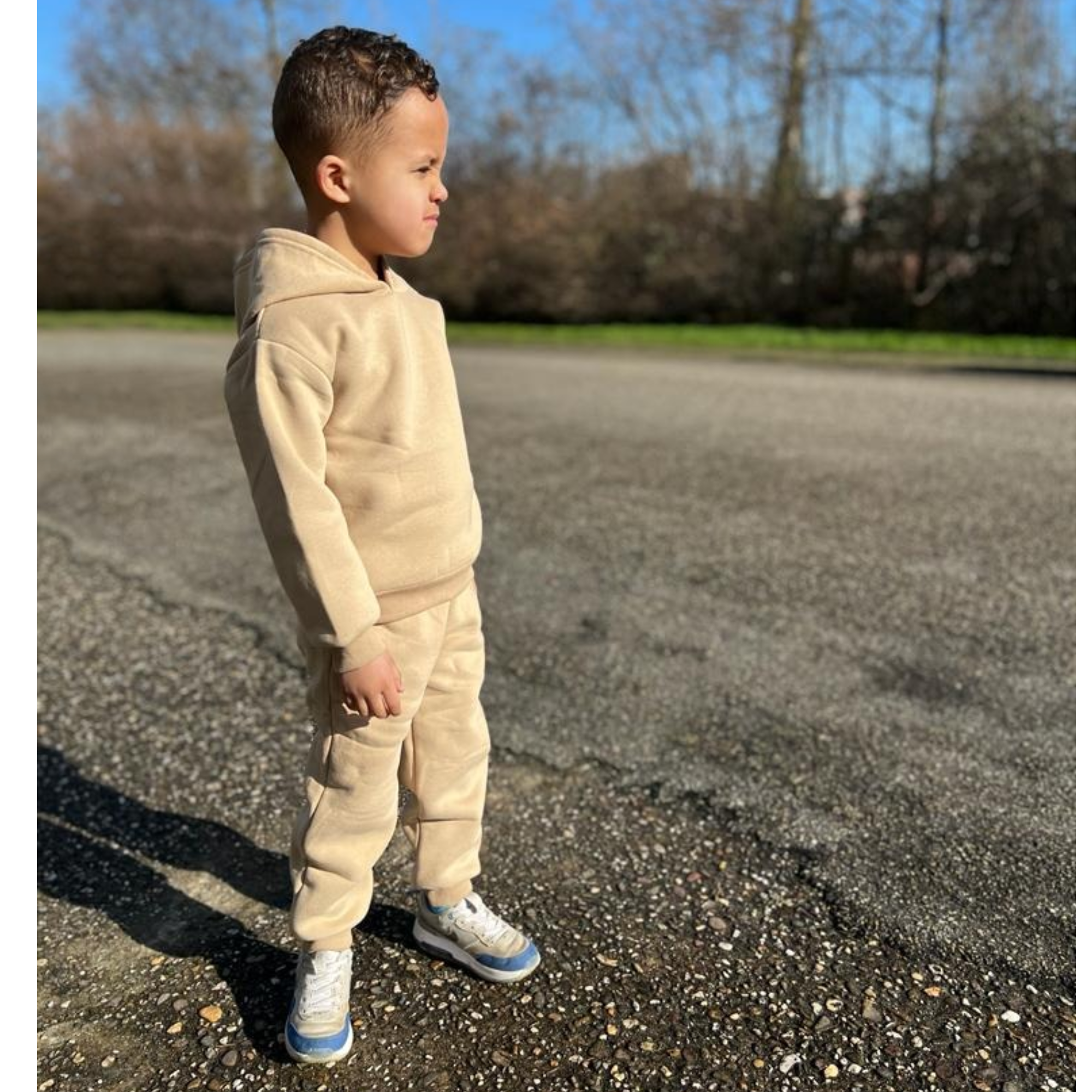 Afbeelding van HATIKU - Premium Trainingspak Kind - Maat 98 - Beige - Effen - Joggingpak voor Jongens of Meisjes - Unisex -
