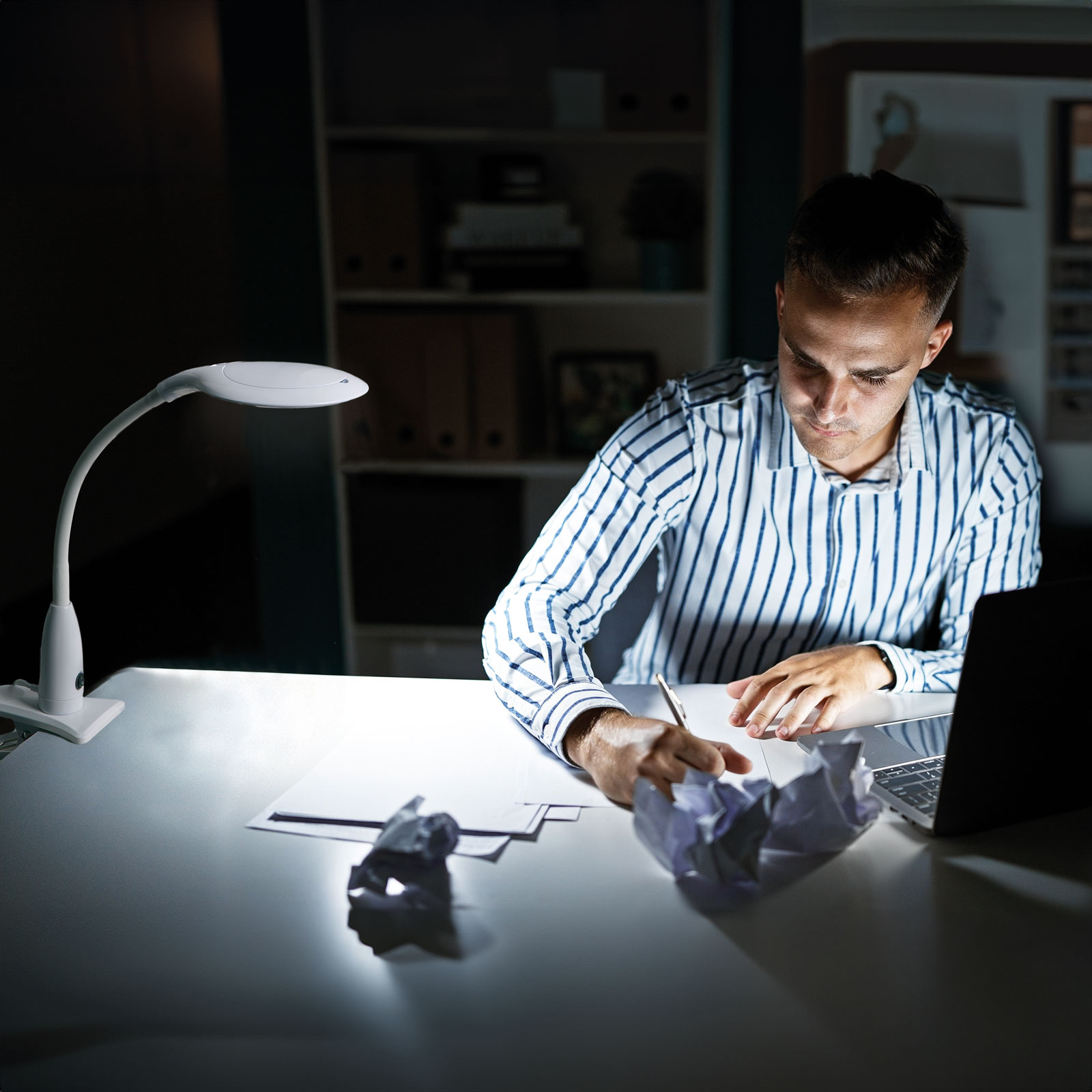 Afbeelding van Handy - Bureau Loeplamp met Tafelklem - Vergrootglas met verlichting - 12 Dioptrie (5x Zoom) Op Netstroom -