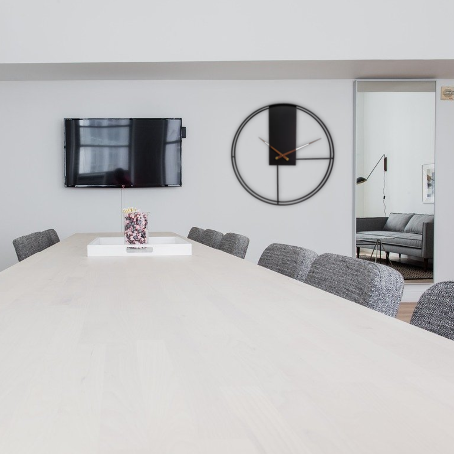 Afbeelding van HSXL - 60cm Grote Stille Wandklok Landelijk en Industrieel uit Zwart Metaal met Houten Wijzers - Groot - 60