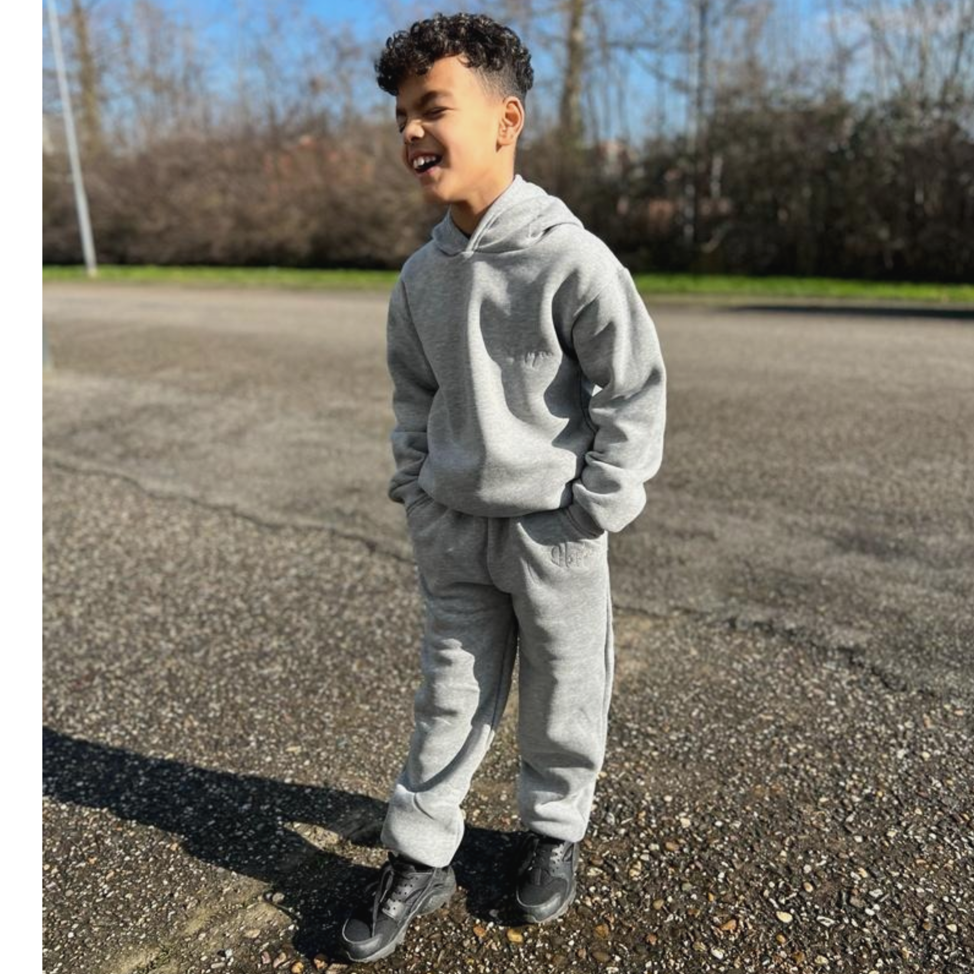 Afbeelding van HATIKU - Premium Trainingspak Kind - Maat 116 - Grijs - Effen - Joggingpak voor Jongens of Meisjes - Unisex -