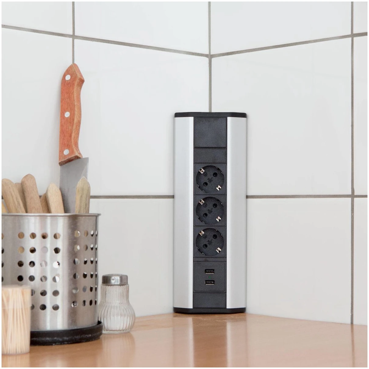 Afbeelding van DELIGHT - Inbouw Hoekstekkerdoos met 2X USB en 3 Stopcontacten - Hoek Stekkerdoos Zilver met Zwart - e7fa