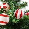 Afbeelding van Kerstboomdecoratieset - Rood/Wit - 24-delig (Ø6 cm) - kunststof kerstballen in 4 designs - zilveren
