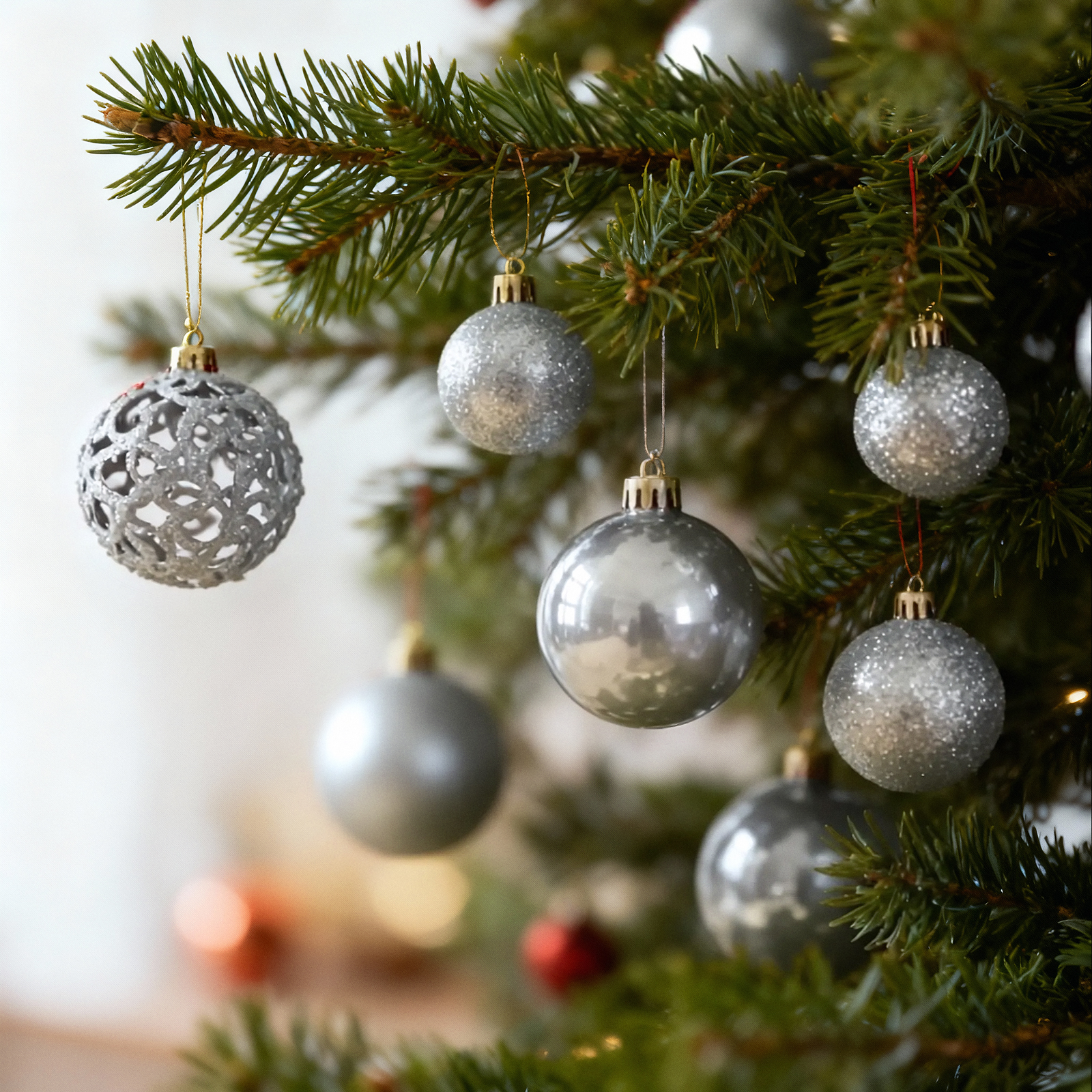 Afbeelding van Kerstballen Set Met Kerstboom Piek – Zilverkleurige Kerstversiering – Mix Van Glanzend Mat En Glitter –