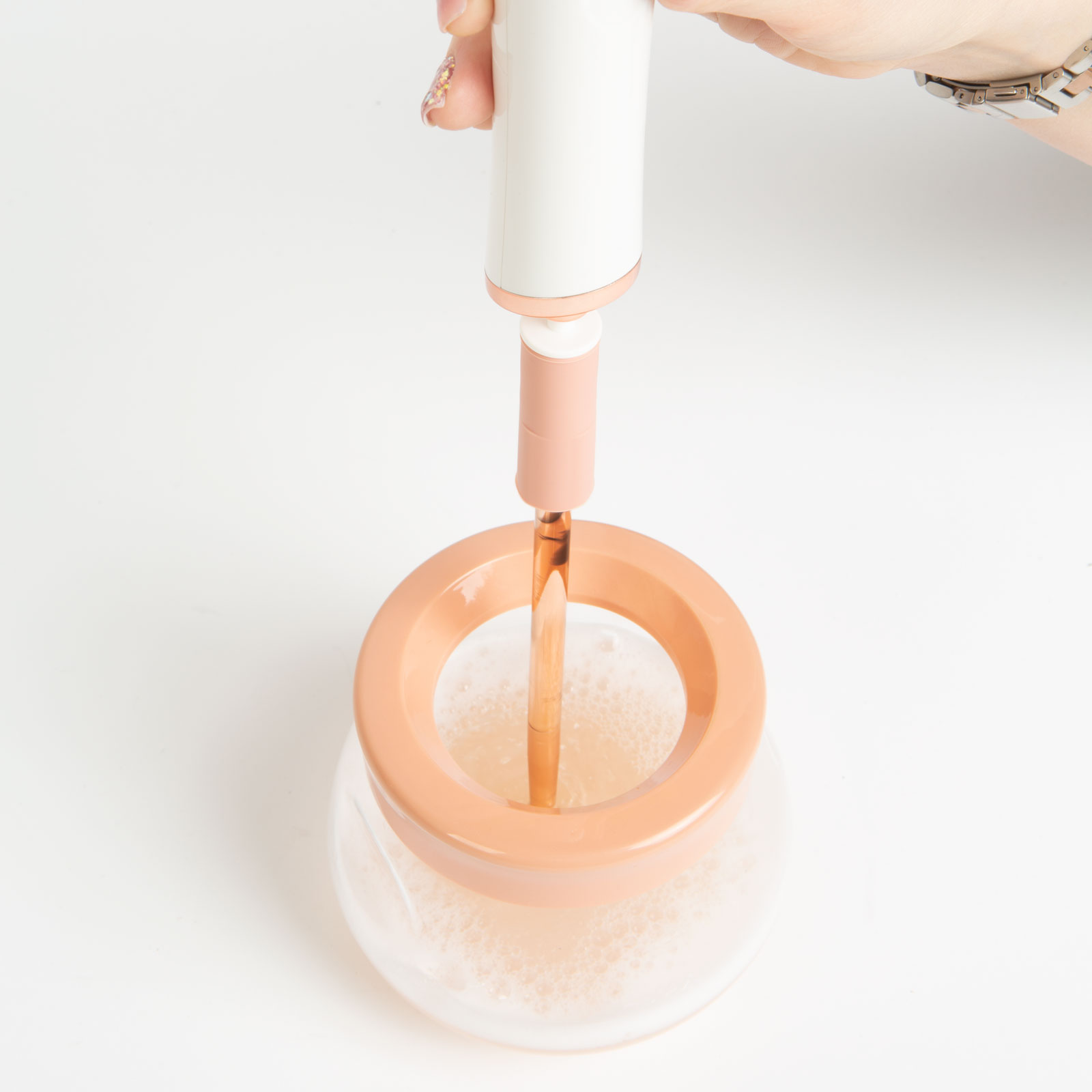 Afbeelding van Automatische Make-up Kwastenreiniger en Droger – Draadloos Apparaat op 2x AAA – Reinigt en Droogt Kwasten