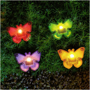 Afbeelding van Solar LED Tuinlamp Met Vlinders – Gekleurd – 1 Warm Witte LED – Zwart – 9 X 9 X 8,5 Cm – Op