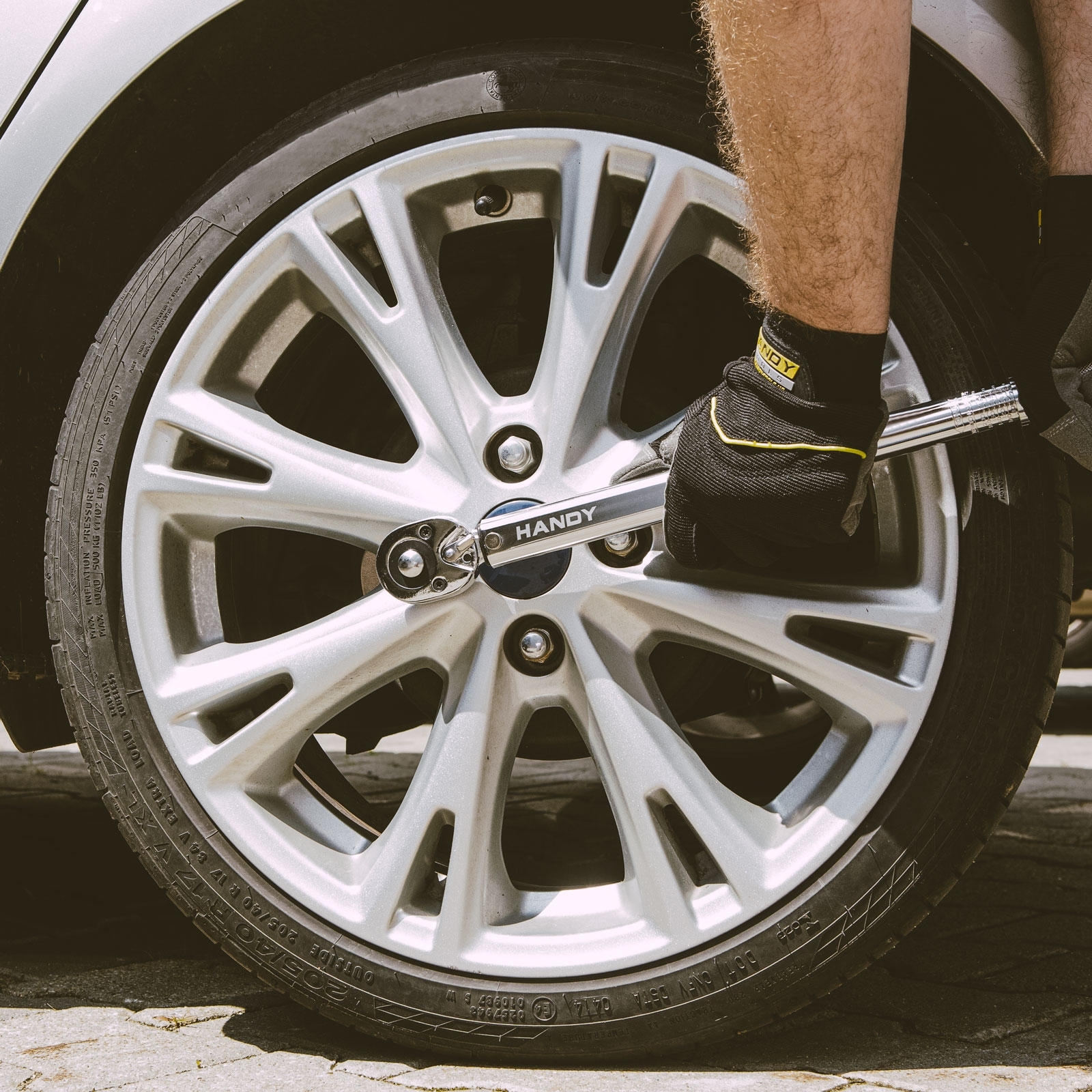 Afbeelding van Instelbare Momentsleutel 1/2" – 40–210 Nm – Professionele Kwaliteit – Ratelkop Met Omkeerfunctie