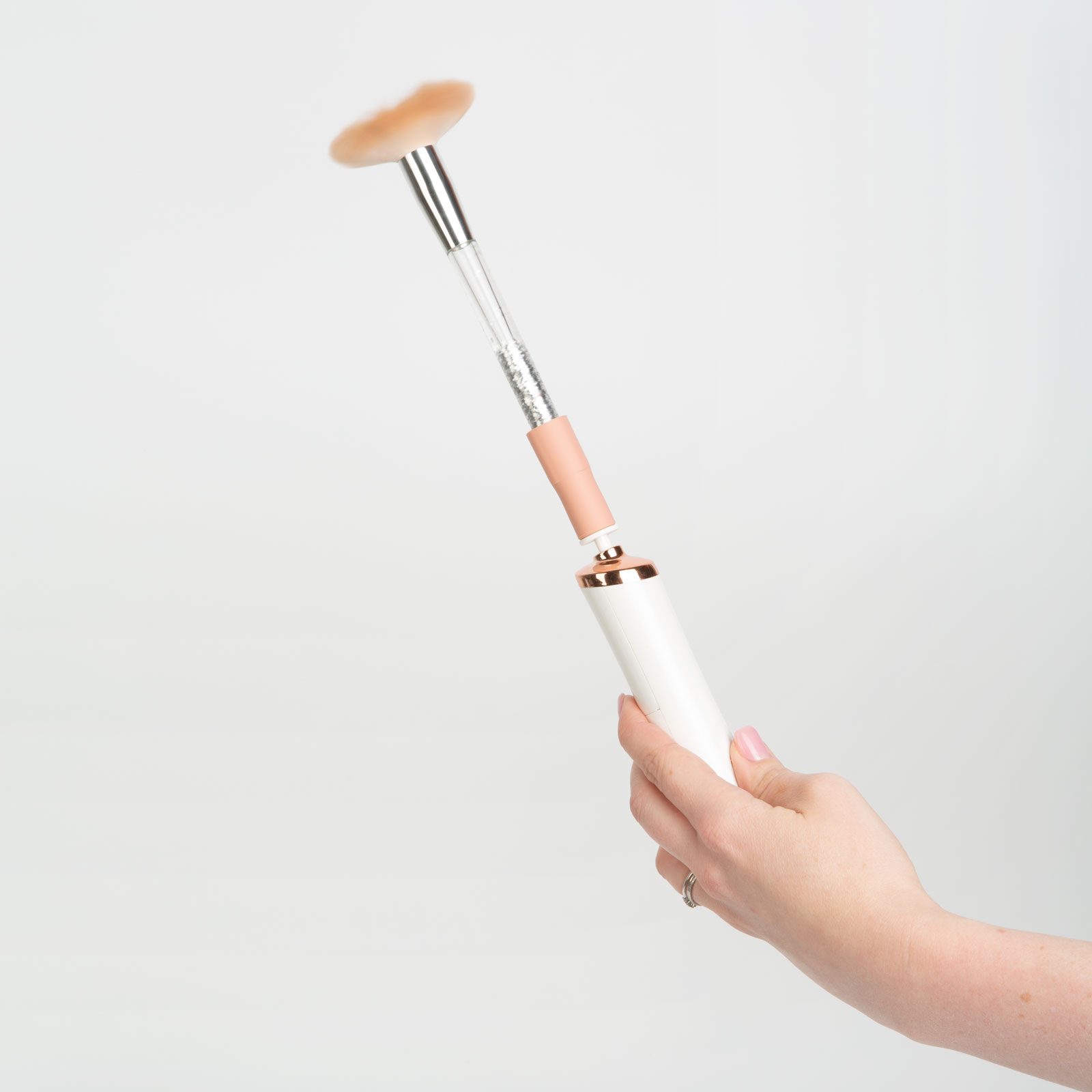 Afbeelding van Automatische Make-up Kwastenreiniger en Droger – Draadloos Apparaat op 2x AAA – Reinigt en Droogt Kwasten