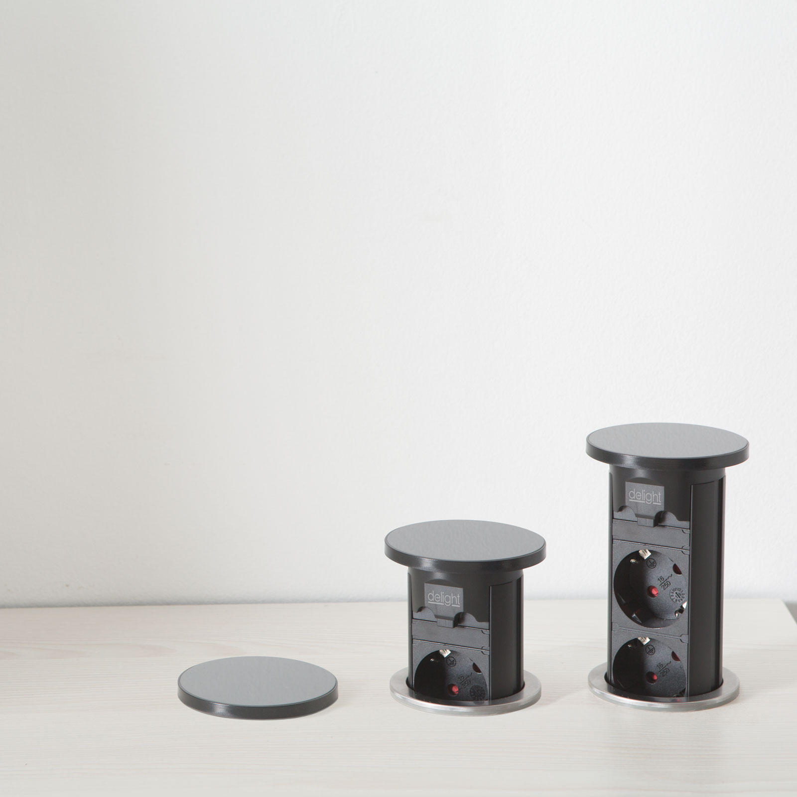 Afbeelding van Gemotoriseerde Pop-up Inbouw Stekkerdoos - Zwart, 3 Childproof Stopcontacten + 2 USB (3,1 A), 3500 W, 230V AC