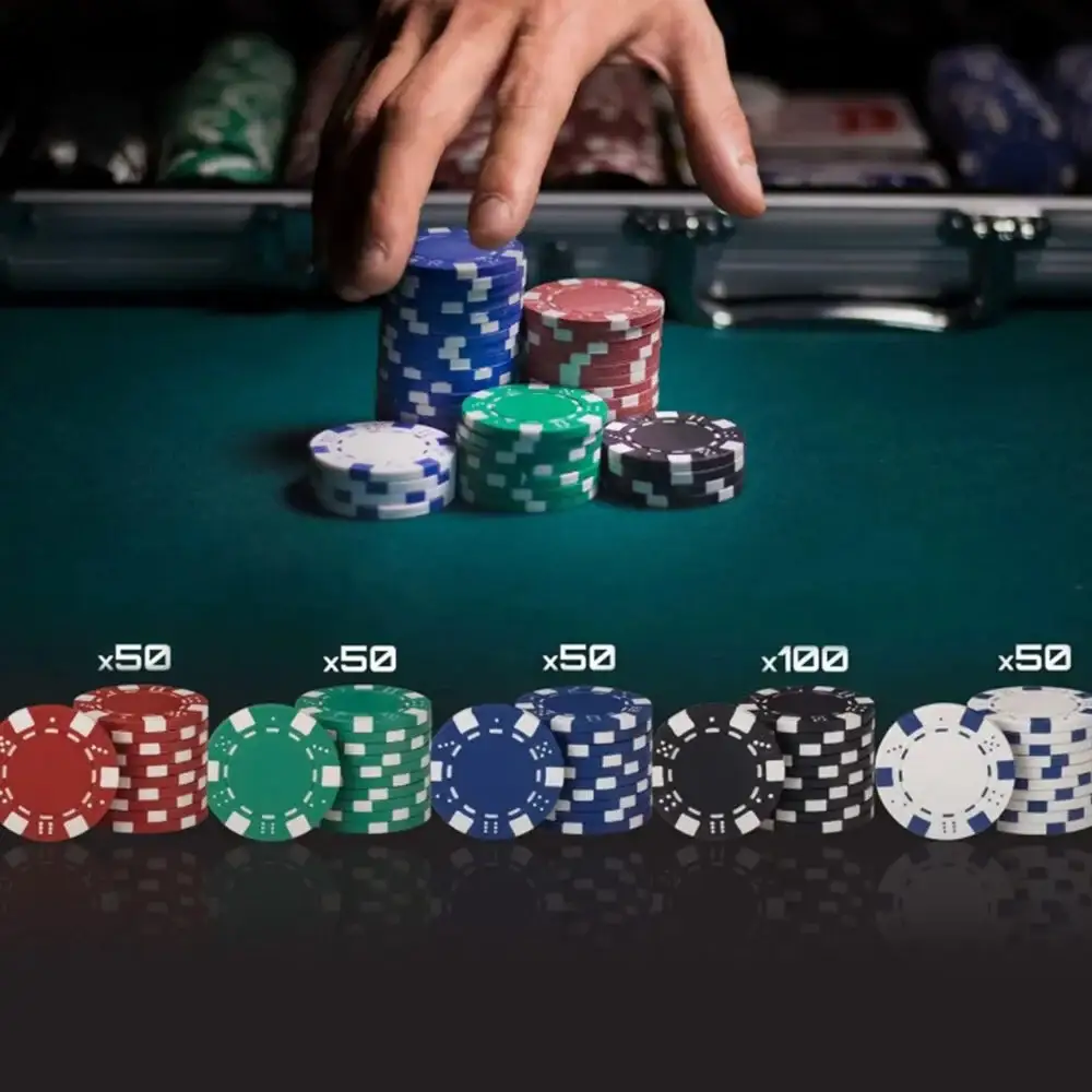 Poker Set ROYAL-FLUSH-PRO – 300 Clay Chips 10g – 2 Kaartspellen, Dobbelstenen & Dealer Buttons in Aluminium Koffer